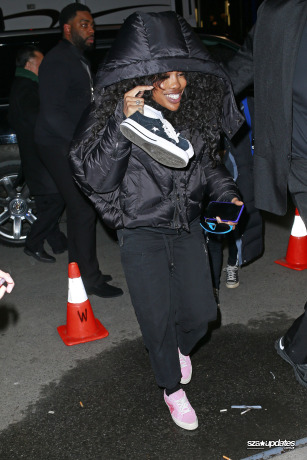 30.01 - Ao chegar ao show em homenagem a Elton John, no Madison Square Garden, em Nova York, SZA é vista carregando seus tênis Converse.