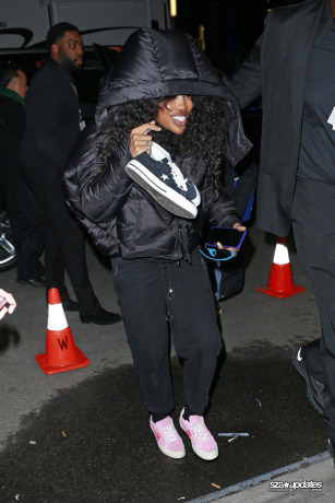 30.01 - Ao chegar ao show em homenagem a Elton John, no Madison Square Garden, em Nova York, SZA é vista carregando seus tênis Converse.