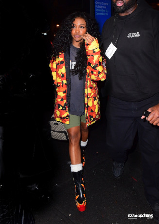 10.12 - Durante a after-party do SNL, SZA é vista deixando o evento.