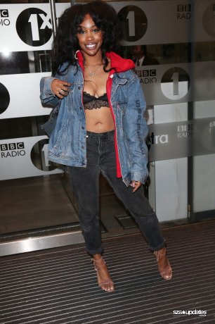 12.07 - Ao deixar os estúdios da BBC, em Londres, SZA é fotografada do lado de fora.