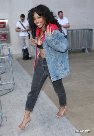 12.07 - Ao deixar os estúdios da BBC, em Londres, SZA é fotografada do lado de fora.