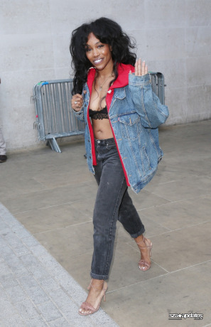 12.07 - Ao deixar os estúdios da BBC, em Londres, SZA é fotografada do lado de fora.