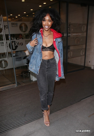 12.07 - Ao deixar os estúdios da BBC, em Londres, SZA é fotografada do lado de fora.
