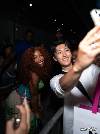 10.09 - SZA no Pop-Up da colaboração com a Vans, em Nova York.