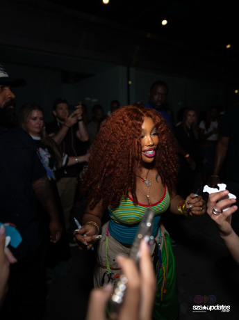 10.09 - SZA no Pop-Up da colaboração com a Vans, em Nova York.