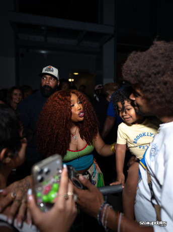 10.09 - SZA no Pop-Up da colaboração com a Vans, em Nova York.