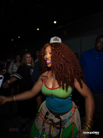 10.09 - SZA no Pop-Up da colaboração com a Vans, em Nova York.