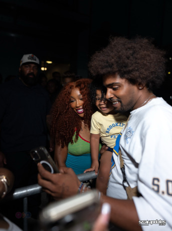 10.09 - SZA no Pop-Up da colaboração com a Vans, em Nova York.