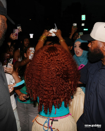 10.09 - SZA no Pop-Up da colaboração com a Vans, em Nova York.