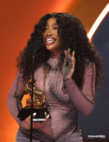 04.02 – SZA participa do 66º GRAMMY Awards, realizado na Crypto.com Arena, em Los Angeles