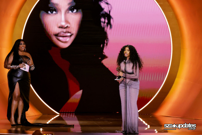 04.02 – SZA participa do 66º GRAMMY Awards, realizado na Crypto.com Arena, em Los Angeles