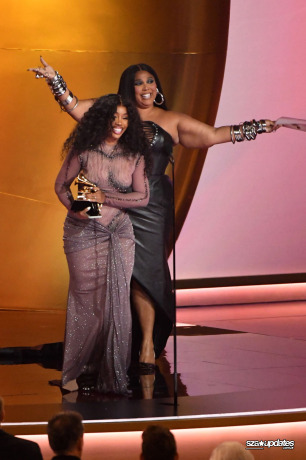 04.02 – SZA participa do 66º GRAMMY Awards, realizado na Crypto.com Arena, em Los Angeles