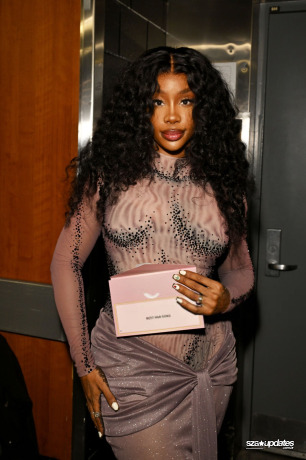 04.02 – SZA participa do 66º GRAMMY Awards, realizado na Crypto.com Arena, em Los Angeles