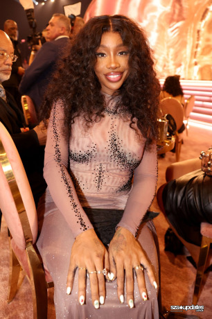04.02 – SZA participa do 66º GRAMMY Awards, realizado na Crypto.com Arena, em Los Angeles