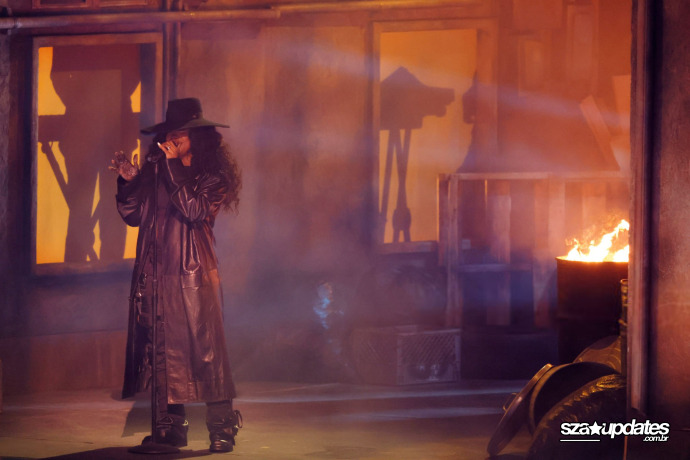 04.02 – SZA participa do 66º GRAMMY Awards, realizado na Crypto.com Arena, em Los Angeles