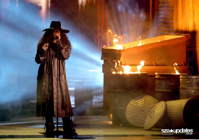 04.02 – SZA participa do 66º GRAMMY Awards, realizado na Crypto.com Arena, em Los Angeles