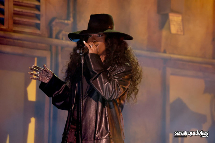 04.02 – SZA participa do 66º GRAMMY Awards, realizado na Crypto.com Arena, em Los Angeles