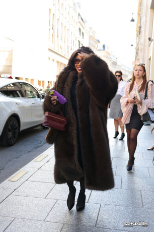 02.10 - SZA andando por Paris, França