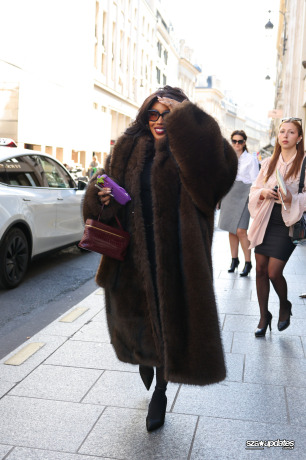 02.10 - SZA andando por Paris, França