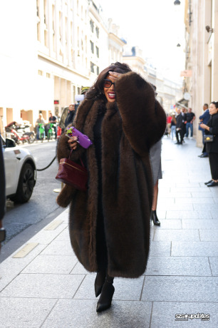 02.10 - SZA andando por Paris, França