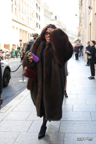 02.10 - SZA andando por Paris, França