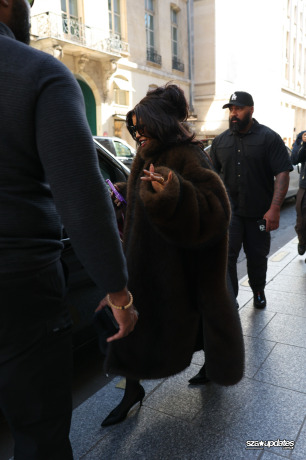 02.10 - SZA andando por Paris, França