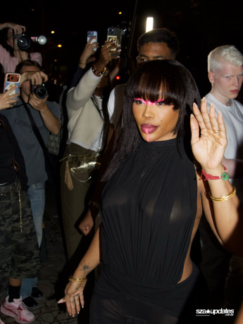04.10 - SZA no desfile da Jean Paul Gaultier durante a Paris Fashion Week