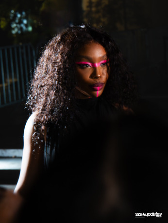 04.10 - SZA no desfile da Jean Paul Gaultier durante a Paris Fashion Week