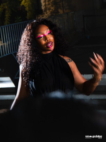 04.10 - SZA no desfile da Jean Paul Gaultier durante a Paris Fashion Week