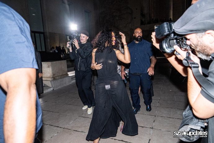 04.10 - SZA no desfile da Jean Paul Gaultier durante a Paris Fashion Week