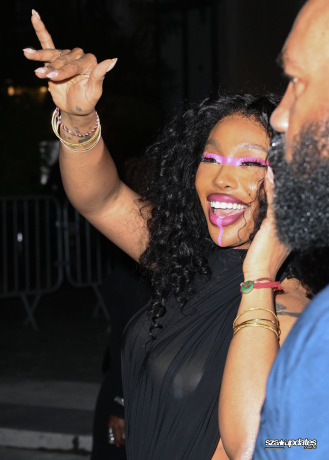 04.10 - SZA no desfile da Jean Paul Gaultier durante a Paris Fashion Week