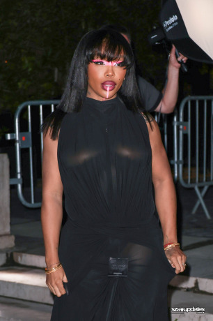 04.10 - SZA no desfile da Jean Paul Gaultier durante a Paris Fashion Week