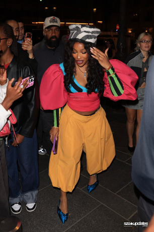 05.10 - Saindo para um jantar tarde da noite no Siena, em Paris, durante a Semana de Moda de Paris.
