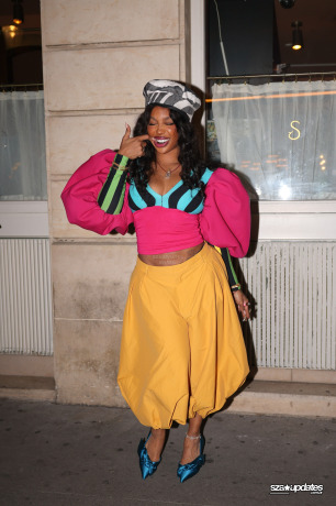 05.10 - SZA curtindo a noite com fãs no Siena durante a Semana de Moda de Paris