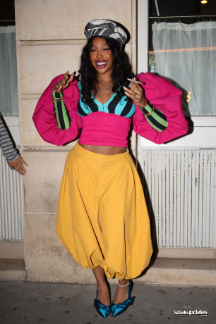 05.10 - SZA curtindo a noite com fãs no Siena durante a Semana de Moda de Paris