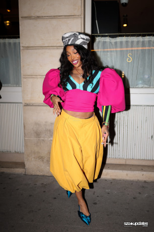 05.10 - SZA curtindo a noite com fãs no Siena durante a Semana de Moda de Paris