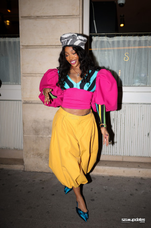 05.10 - SZA curtindo a noite com fãs no Siena durante a Semana de Moda de Paris