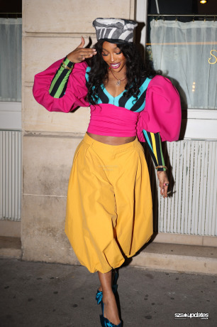 05.10 - SZA curtindo a noite com fãs no Siena durante a Semana de Moda de Paris