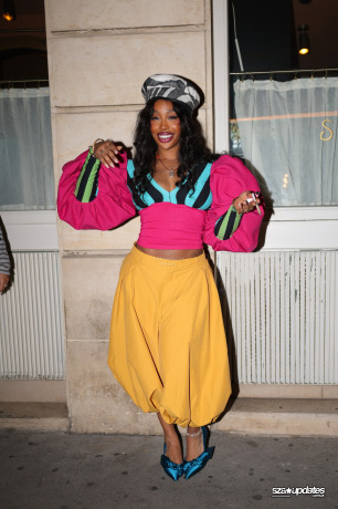 05.10 - SZA curtindo a noite com fãs no Siena durante a Semana de Moda de Paris