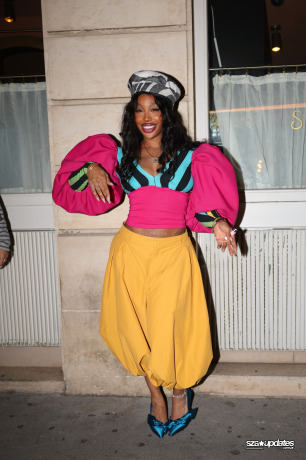 05.10 - SZA curtindo a noite com fãs no Siena durante a Semana de Moda de Paris