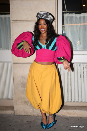 05.10 - SZA curtindo a noite com fãs no Siena durante a Semana de Moda de Paris
