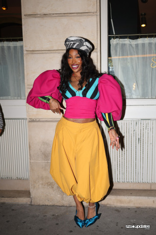 05.10 - SZA curtindo a noite com fãs no Siena durante a Semana de Moda de Paris