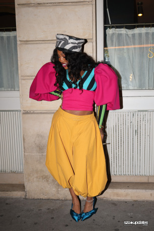 05.10 - SZA curtindo a noite com fãs no Siena durante a Semana de Moda de Paris