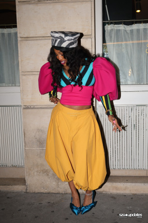 05.10 - SZA curtindo a noite com fãs no Siena durante a Semana de Moda de Paris