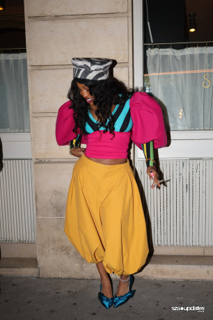 05.10 - SZA curtindo a noite com fãs no Siena durante a Semana de Moda de Paris