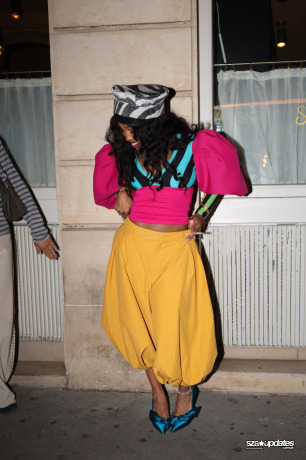 05.10 - SZA curtindo a noite com fãs no Siena durante a Semana de Moda de Paris