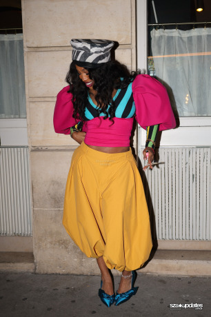 05.10 - SZA curtindo a noite com fãs no Siena durante a Semana de Moda de Paris