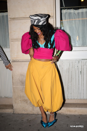 05.10 - SZA curtindo a noite com fãs no Siena durante a Semana de Moda de Paris