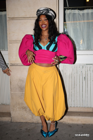 05.10 - SZA curtindo a noite com fãs no Siena durante a Semana de Moda de Paris