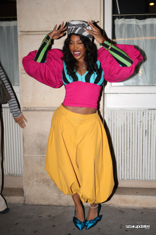 05.10 - SZA curtindo a noite com fãs no Siena durante a Semana de Moda de Paris